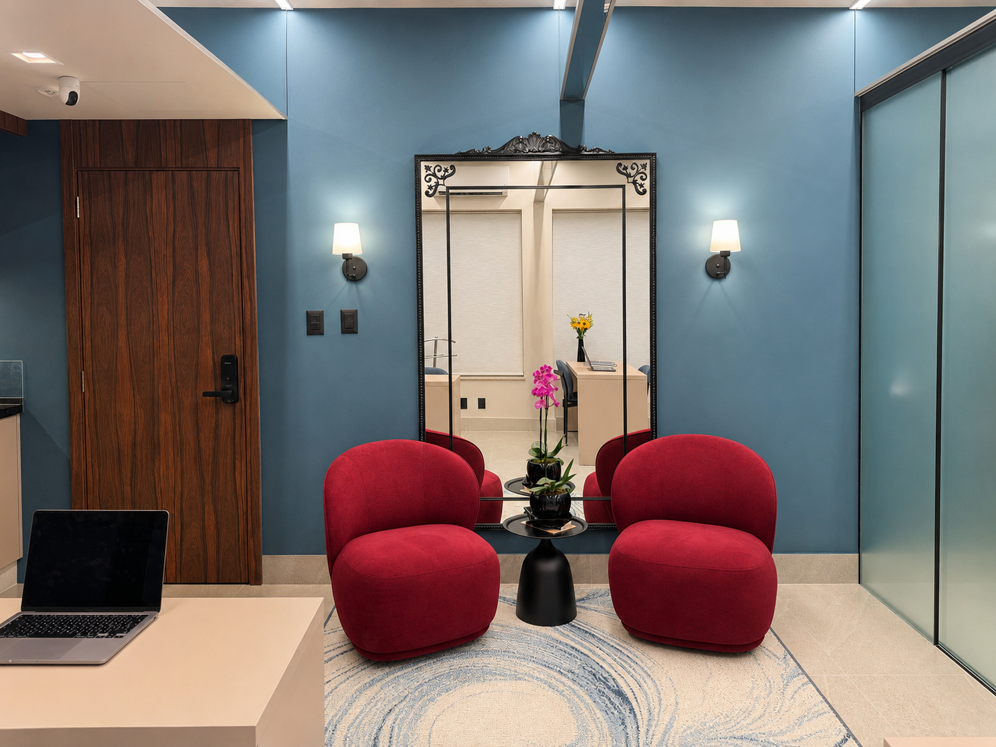 Sala de espera com poltronas e espelho